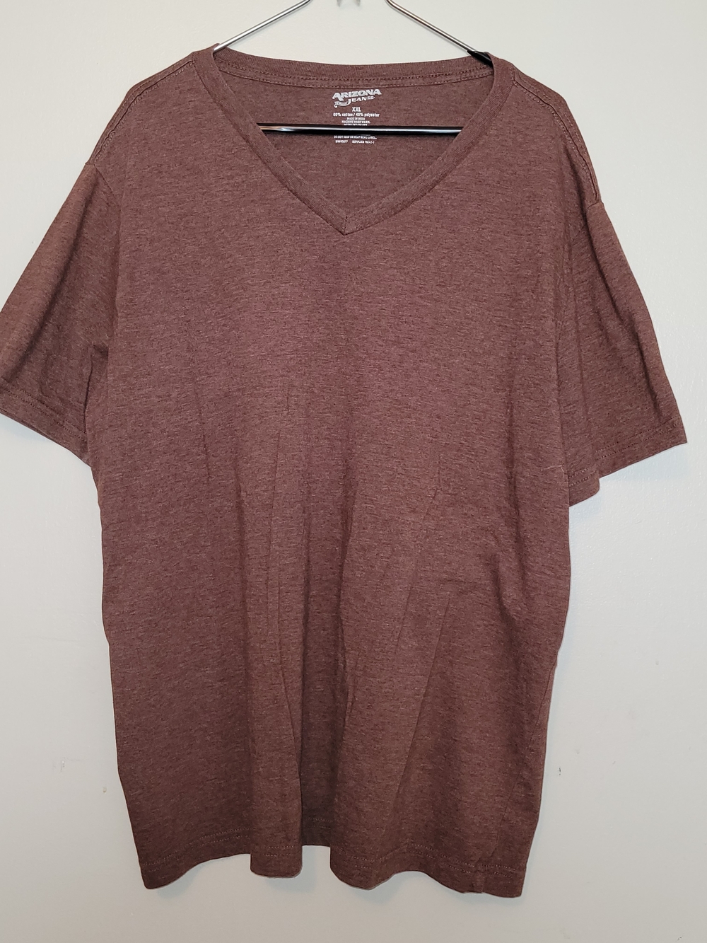 Arizona Jean Company Men's V-Neck T-Shirt in Maroon